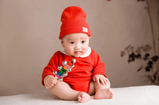 博尔塔拉宝宝几个月戴银手镯好